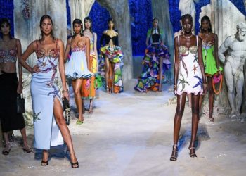 BST XUÂN-HÈ 2021 CỦA VERSACE: VẺ ĐẸP CỦA “THÀNH PHỐ BỊ MẤT”
