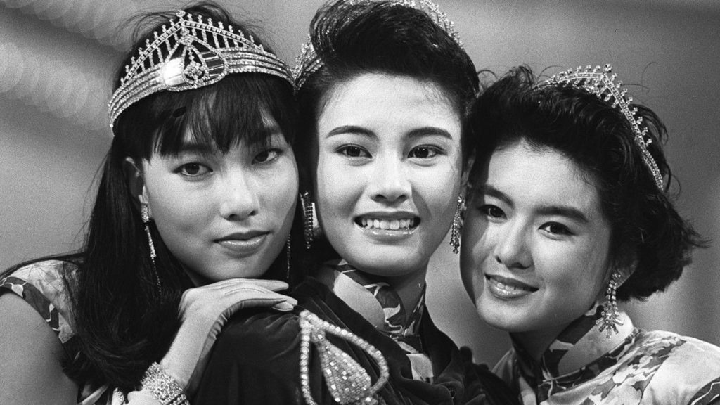 Mỹ nhân HongKong Lý Gia Hân (giữa) đăng quang Hoa hậu Hongkong 1988