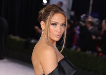 Jennifer Lopez ra mắt dòng sản phẩm làm đẹp mang tên mình: JLo Beauty