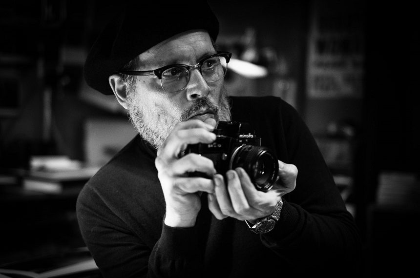 Johnny Depp khác lạ với vai phóng viên ảnh trong "Minamata" 1 Johnny Depp khác lạ với vai phóng viên ảnh trong “Minamata”