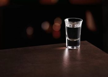 #BócRượu: Rượu trắng –  nghi lễ trưởng thành “ngầm” của các bé trai Việt Nam