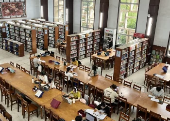 Đến thư viện ‘chạy deadline’, check-in với quyển sách khổng lồ