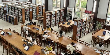 Đến thư viện ‘chạy deadline’, check-in với quyển sách khổng lồ