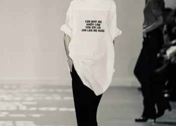 Phương Oanh cảm động bật khóc khi trình diễn thiết kế in chữ tiếng Việt trên đất Mỹ