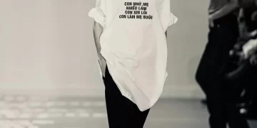 Phương Oanh cảm động bật khóc khi trình diễn thiết kế in chữ tiếng Việt trên đất Mỹ