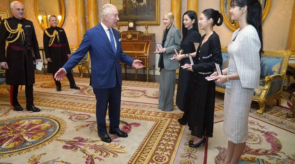 BLACKPINK nhận huân chương danh dự từ Vua Charles III, xuất hiện quyền lực tại Cung điện Buckingham