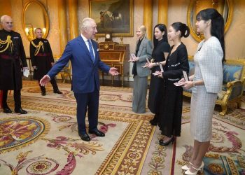 BLACKPINK nhận huân chương danh dự từ Vua Charles III, xuất hiện quyền lực tại Cung điện Buckingham