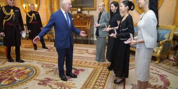 BLACKPINK nhận huân chương danh dự từ Vua Charles III, xuất hiện quyền lực tại Cung điện Buckingham