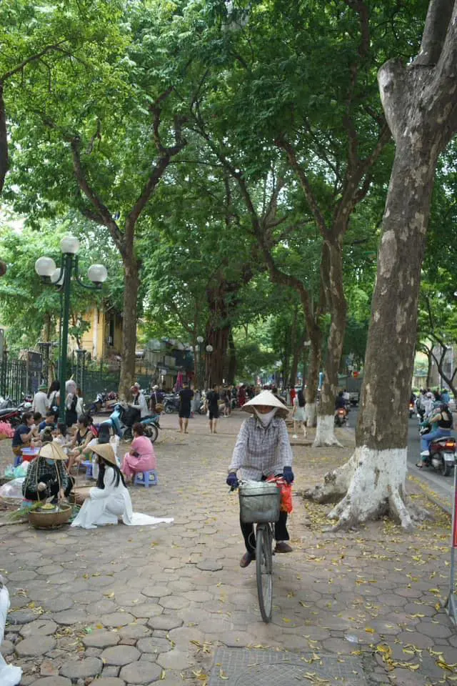 mua thu da giup nhieu nguoi ha noi cai thien thu nhap co hang hoa co them tien dong hoc phi cho con 09