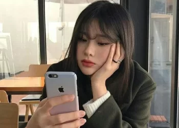 nguoi-tre-han-quoc-ngay-cang-so-nghe-dien-thoai