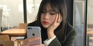 nguoi-tre-han-quoc-ngay-cang-so-nghe-dien-thoai