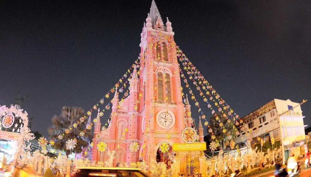Trải nghiệm Giáng sinh ở Sài Gòn với những cung đường và địa danh cực đẹp