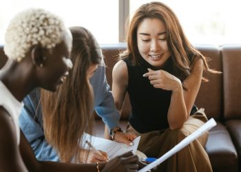 Làm việc ở nước ngoài: 2 tips để định hướng sự nghiệp lâu dài