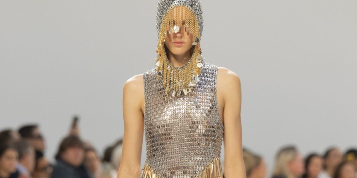 Những chiếc mũ trùm Paco Rabanne được Dune lấy cảm hứng trong BST mùa xuân năm 2024