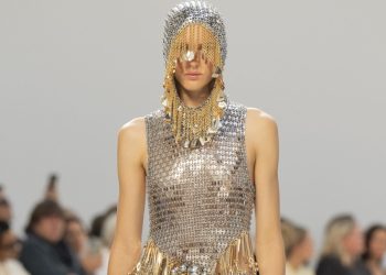 Những chiếc mũ trùm Paco Rabanne được Dune lấy cảm hứng trong BST mùa xuân năm 2024