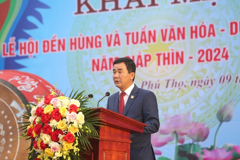 Ông Hồ Đại Dũng phát biểu trong buổi khai mạc tuần văn hoá Giỗ tổ Hùng Vương - Du lịch Đất Tổ 2024