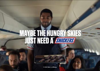 Snickers “chọc ghẹo” khách hàng trong video quảng cáo mới