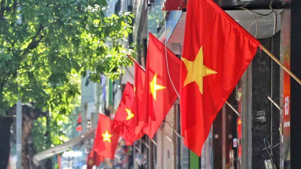 Người dân treo cờ nhân ngày nghỉ lễ của Việt Nam.
