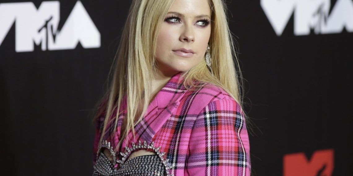 Avril Lavigne công bố album Greatest Hits và tour diễn mới 1 Avril Lavigne công bố album Greatest Hits và tour diễn mới