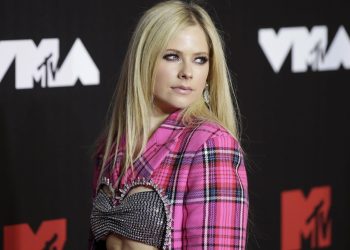 Avril Lavigne công bố album Greatest Hits và tour diễn mới 4 Avril Lavigne công bố album Greatest Hits và tour diễn mới