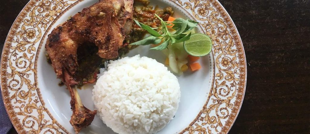 ẩm-thực-Ayam-Goreng–Indonesia