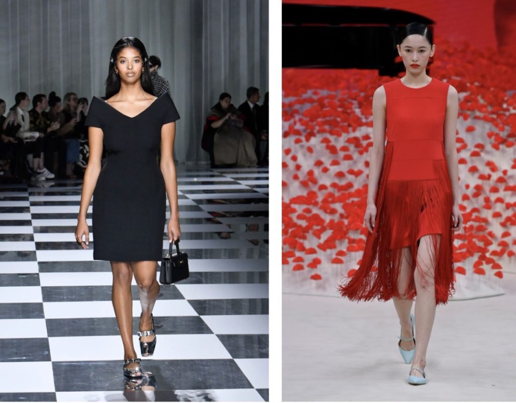 Bên trái: người mẫu mặc váy đen trễ vai, đeo túi đen và giày búp bê màu bạc. Bên phải: người mẫu mặc váy có tua đỏ đi giày búp bê màu xanh da trời.