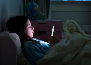 Cách giảm lượng ánh sáng xanh trước giờ đi ngủ