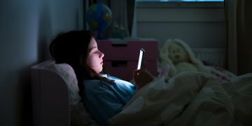 Cách giảm lượng ánh sáng xanh trước giờ đi ngủ