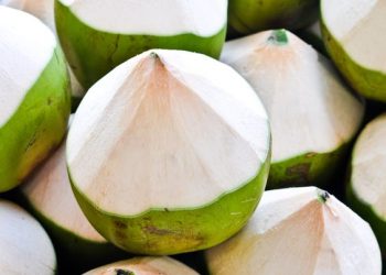5 lợi ích sức khỏe (và 1 nhược điểm) của nước dừa theo các chuyên gia
