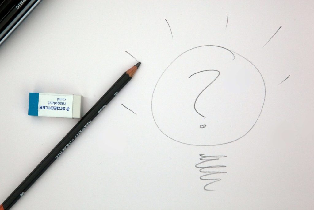 Hình minh hoạ hình ảnh ý tưởng. 1 cây bút chì và cái tẩy nằm bên cạnh hình vẽ bóng đèn với dấu chấm hỏi