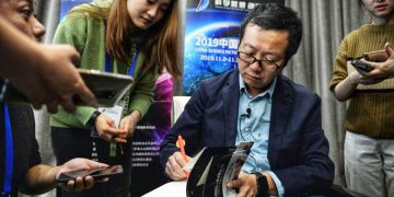 Lưu Từ Hân tác giả The Three Body Problem (Tam Thể): Tác phẩm của tôi không phải là tiểu thuyết khoa học viễn tưởng mang tính chính trị