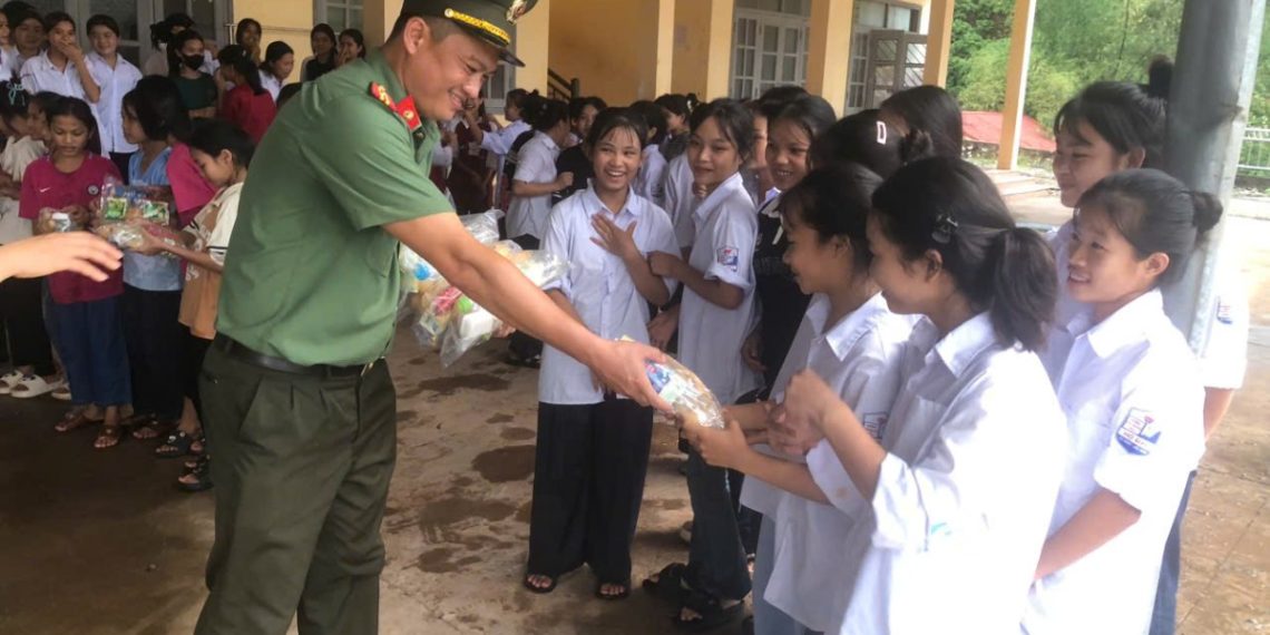 Giữa cơn bão Yagi, tình người vẫn sáng ngời