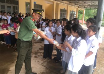 Giữa cơn bão Yagi, tình người vẫn sáng ngời