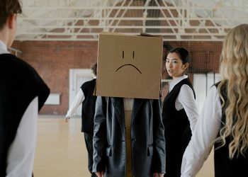 Áp lực đồng trang lứa (peer pressure): Ác mộng tuổi trẻ hay động lực để phát triển?