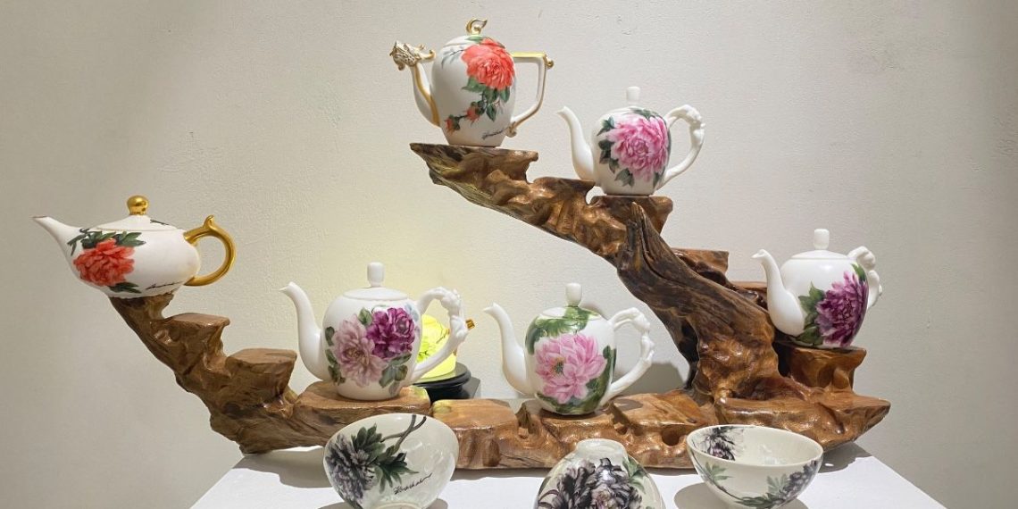 Triển lãm “Hoa Trên Sứ”: Hoạ sĩ Hồng Đức Thanh thổi hồn thiên nhiên lên những vật phẩm bằng sứ