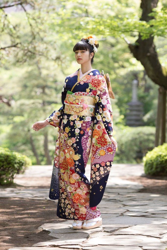 co gai tre mat kimono sac so